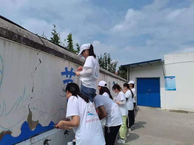武昌理工学院14名大学生义务墙绘 助力乡村振兴 (图2)