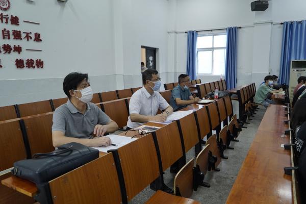 武昌理工学院：开学首日学校领导进课堂与学生同听“第一课” (图1)