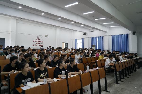 武昌理工学院：开学首日学校领导进课堂与学生同听“第一课” (图2)