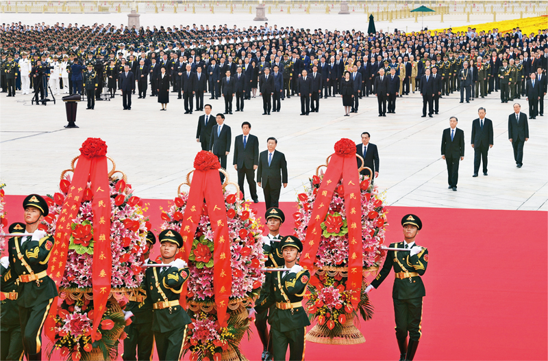 习近平:坚定理想信念 补足精神之钙(图1) 2021年9月30日上午,党和国家领导人习近平、李克强、栗战书、汪洋、王沪宁、赵乐际、韩正、王岐山等来到北京天安门广场,出席烈士纪念日向人民英雄敬献花篮仪式。 新华社记者 张领/摄