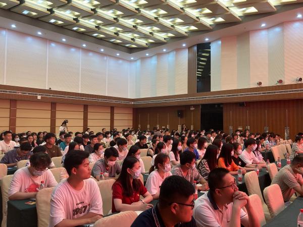 武昌理工学院隆重举行庆祝中国共产党成立100周年暨“七一”表彰大会 (图2) 武昌理工学院隆重举行庆祝中国共产党成立100周年暨“七一”表彰大会 (图2)
