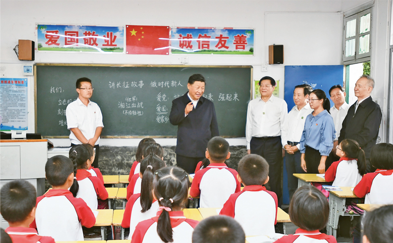 习近平:坚定理想信念 补足精神之钙(图5) 2020年9月16日至18日,中共中央总书记、国家主席、中央军委主席习近平在湖南考察。这是16日下午,习近平在郴州市汝城县文明瑶族乡第一片小学,同正在上思政课的同学们亲切交流。 新华社记者 谢环驰/摄