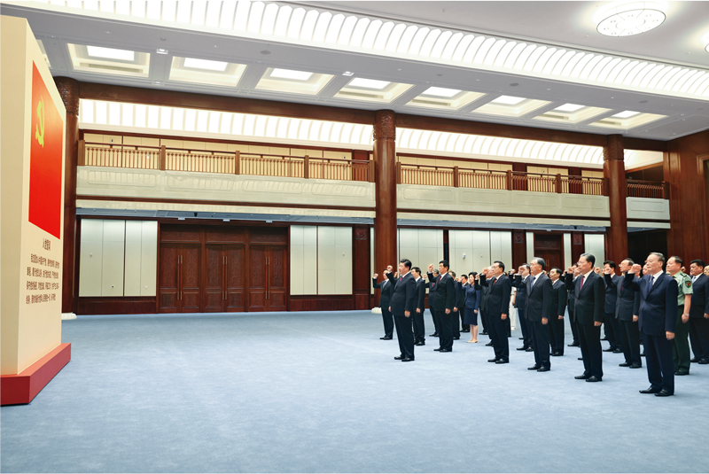习近平:坚定理想信念 补足精神之钙(图2) 2021年6月18日,党和国家领导人习近平、李克强、栗战书、汪洋、王沪宁、赵乐际、韩正、王岐山等在中国共产党历史展览馆参观“‘不忘初心、牢记使命’中国共产党历史展览”。这是参观结束后,习近平带领党员领导同志一起重温入党誓词。 新华社记者 鞠鹏/摄