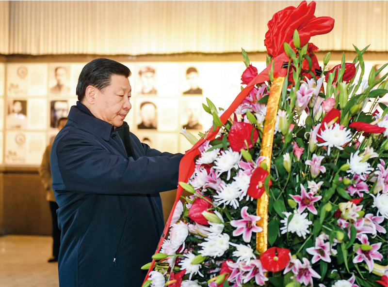 习近平:坚定理想信念 补足精神之钙(图3) 2016年2月1日至3日,中共中央总书记、国家主席、中央军委主席习近平来到江西,看望慰问广大干部群众和驻赣部队。这是2月2日,习近平在井冈山革命烈士陵园向革命烈士敬献花篮。 新华社记者 谢环驰/摄