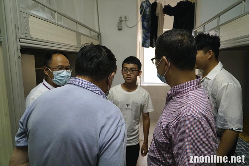 武昌理工学院党委书记汪继平带领校领导到新生宿舍走访慰问(图) (图1) 武昌理工学院党委书记汪继平带领校领导到新生宿舍走访慰问(图) (图1)