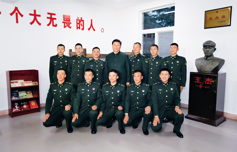 习近平:坚定理想信念 补足精神之钙(图4) 2017年12月13日,中共中央总书记、国家主席、中央军委主席习近平到第71集团军视察。这是习近平同“王杰班”战士合影。 新华社记者 李刚/摄
