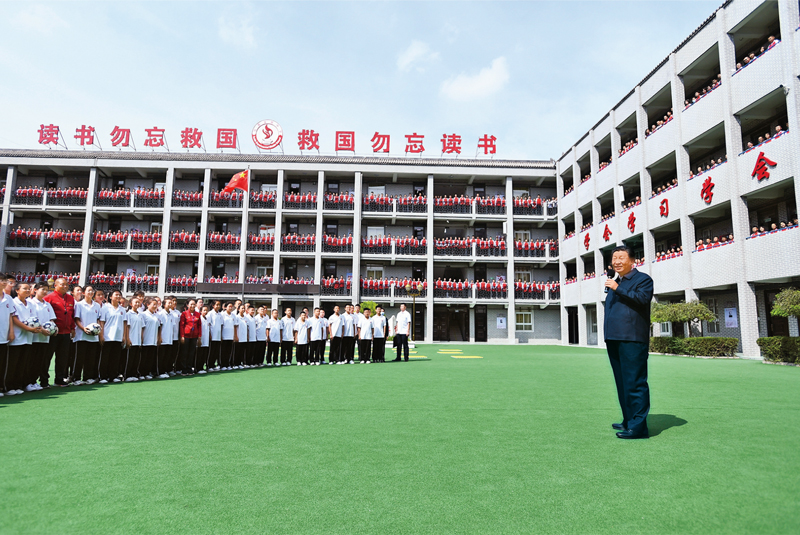 习近平:坚定理想信念 补足精神之钙(图6) 2021年9月13日至14日,中共中央总书记、国家主席、中央军委主席习近平在陕西省榆林市考察。这是14日上午,习近平在绥德实验中学考察时,同师生亲切交流。 新华社记者 谢环驰/摄